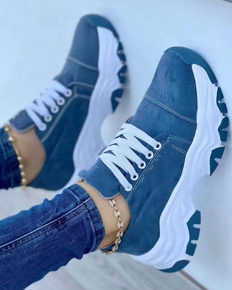 Lotte Sneakers met veters op een platform met ronde neus